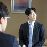 対局場の明かりや室温を確認する藤井聡太王位（右）＝１４日午後３時２６分、神戸市北区有馬町、中の坊瑞苑（撮影・吉田敦史）