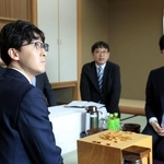 王位戦第２局を前に対局場を検分する藤井聡太王位（右）と伊藤匠二冠（左手前）＝１４日午後３時２５分、神戸市北区有馬町、中の坊瑞苑（撮影・吉田敦史）