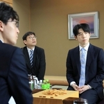 王位戦第２局を前に対局場を検分する藤井聡太王位（右）と伊藤匠二冠（手前）＝１４日午後３時２６分、神戸市北区有馬町、中の坊瑞苑（撮影・吉田敦史）