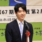 前夜祭でファンらに意気込みを語る藤井聡太王位＝１４日午後５時２２分、神戸市北区有馬町、有馬グランドホテル（撮影・吉田敦史）
