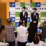 藤井聡太王位（奥右から２人目）と伊藤匠二冠（同１人目）を撮影する将棋ファンら＝１４日午後、神戸市北区有馬町、有馬グランドホテル（撮影・笠原次郎）