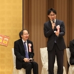 抽選会やトークショーで前夜祭を盛り上げる福崎文吾九段（左から２人目）と山崎隆之九段（同３人目）、長谷川優貴女流三段（左端）ら＝１４日午後５時３１分、神戸市北区有馬町、有馬グランドホテル（撮影・吉田敦史）