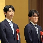 前夜祭で壇上に並ぶ藤井聡太王位（左）と伊藤匠二冠＝１４日午後５時１７分、神戸市北区有馬町、有馬グランドホテル（撮影・吉田敦史）