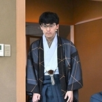 第２局の対局室に入る伊藤匠二冠＝１５日午前８時４５分、神戸市北区有馬町、中の坊瑞苑（撮影・風斗雅博）
