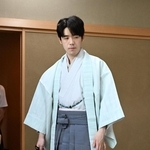 第２局の対局室に入る藤井聡太王位＝１５日午前、神戸市北区有馬町、中の坊瑞苑（撮影・風斗雅博）