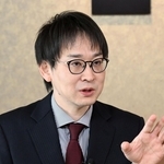 第２局の見どころなどを語る副立会人の山崎隆之九段＝１５日午前、神戸市北区有馬町、中の坊瑞苑（撮影・風斗雅博）
