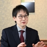 第２局の見どころなどを語る副立会人の山崎隆之九段＝１５日午前、神戸市北区有馬町、中の坊瑞苑（撮影・風斗雅博）