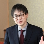 第２局の見どころなどを語る副立会人の山崎隆之九段＝１５日午前、神戸市北区有馬町、中の坊瑞苑（撮影・風斗雅博）