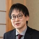 第２局の見どころなどを語る副立会人の山崎隆之九段＝１５日午前、神戸市北区有馬町、中の坊瑞苑（撮影・風斗雅博）