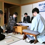 立会人の福崎文吾九段（左）から封じ手を示され、着手する伊藤匠二冠（中央）。右は藤井聡太王位＝１６日午前９時１分、神戸市北区有馬町、中の坊瑞苑（撮影・風斗雅博）