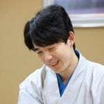 ７番勝負の第２局を終え、感想戦で対局を振り返る藤井聡太王位＝１６日午後、神戸市北区有馬町、中の坊瑞苑（撮影・丸山桃奈）