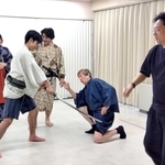 ピッコロ劇団の中川義文（右端）の演出で稽古に励む出演者（劇団自由人会提供）