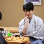 ７番勝負の第２局を終え、感想戦で対局を振り返る藤井聡太王位（右）と伊藤匠二冠＝１６日午後５時１８分、神戸市北区有馬町、中の坊瑞苑（撮影・丸山桃奈）