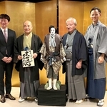 （左から）大野裕之さん、床本を手にする豊竹若太夫さん、桐竹勘十郎さん、鶴澤友之助さん＝大阪市中央区日本橋１、国立文楽劇場