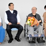 選者を退任した牛丸好一さん（左から３人目）を囲む森恭苑さん（右端）、永里香雪さん（左端）、岸濤風さん＝神戸市中央区東川崎町１