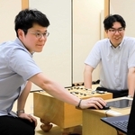 代表決定戦の後、ＡＩを使って対局内容を検討した余正麒九段（左）と西健伸六段＝１７日、関西棋院