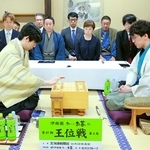 第３局で初手を指す藤井聡太王位（手前左）。手前右は伊藤匠二冠＝29日午前、北海道登別市、祝いの宿　登別グランドホテル