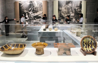 濱田庄司の作品（左２点）と河井寛次郎の作品（右２点）などが並ぶ会場＝京都府大山崎町
