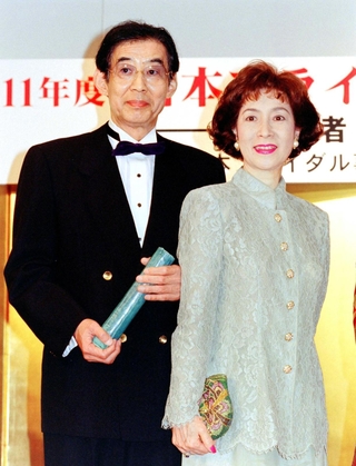 夫の高島忠夫さん（左）と「日本ブライダル大賞」表彰式に出席した寿美花代さん＝１９９９年５月