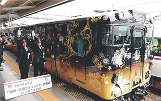 宮沢賢治の世界を堪能する演劇が上演される列車「うみやまむすび」＝ＪＲ城崎温泉駅（２０１９年撮影）