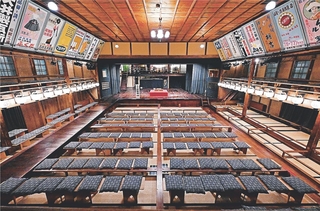 「いきなり本読み！」を上演する近畿最古の芝居小屋「出石永楽館」＝豊岡市出石町柳