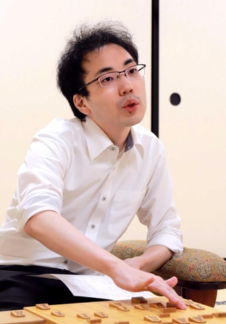 加古川青流戦３回戦で斉藤裕也四段を破った後、対局を振り返った柵木幹太五段＝７月３０日、関西将棋会館