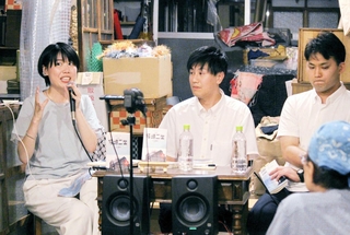 「見落とされてきた原爆」をテーマに意見を交わす（左から）小山美砂さん、西岡孔貴さん、鈴木裕貴さん＝大阪市内