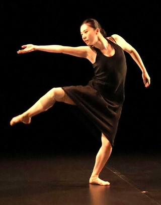 国内ダンス留学１２期のソロダンス公演で踊る栗朱音＝神戸市長田区久保町６、アートシアターｄＢ神戸