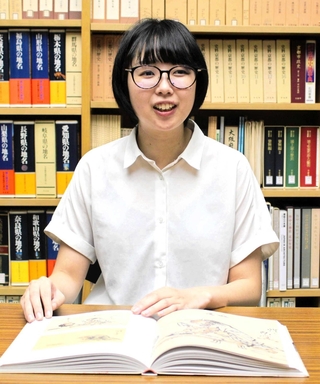 河鍋暁斎の魅力について語る戸部愛菜学芸員