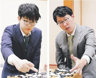 第４局を終えた後、対局内容を検討する佐田篤史七段（左）と井山裕太碁聖＝１０日、関西棋院