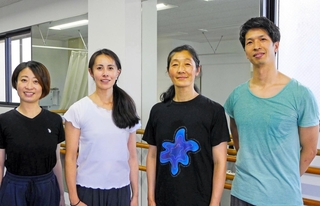 リハーサルを終えた（左から）苫野美亜さん、橋本清香さん、中村恩恵さん、木本全優さん＝神戸市東灘区