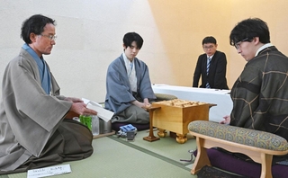 伊藤匠二冠（右）に封じ手を示す立会人の深浦康市九段（左）。中央は藤井聡太王位＝１９日午前、長崎市、ガーデンテラス長崎ホテル＆リゾート