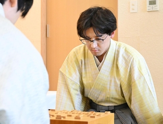 第４局２日目の昼食休憩後、対局に臨む伊藤匠二冠＝１９日午後、長崎市、ガーデンテラス長崎ホテル＆リゾート