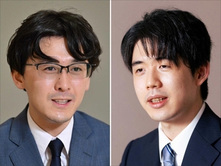 藤井聡太王位（右）と伊藤匠二冠