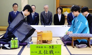 第５局で初手を指す藤井聡太王位（手前左）。手前右は伊藤匠二冠＝26日午前、徳島市、渭水苑