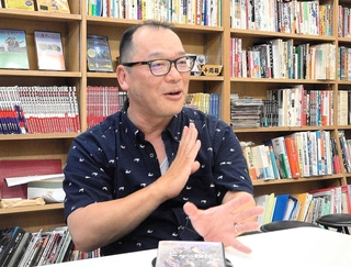 自身が取り組む「手話映画」について語る谷進一監督＝京都市内