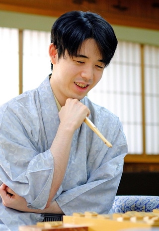第５局で勝ち、笑顔で対局を振り返る藤井聡太王位＝２７日午後、徳島市、渭水苑