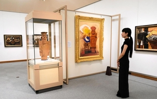 作品とともに、モチーフにした土器などゆかりの品も並ぶ＝神戸市東灘区向洋町中５、神戸市立小磯記念美術館