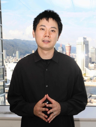 「人に恵まれて完成した作品が地元で上映されてうれしい」と語る上坂龍之介監督＝神戸市中央区東川崎町１