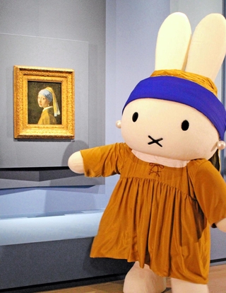 「真珠の耳飾りの少女」と展覧会アンバサダーのミッフィー＝大阪市北区、大阪中之島美術館