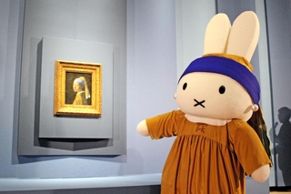 「真珠の耳飾りの少女」と展覧会アンバサダーのミッフィー＝大阪市北区、大阪中之島美術館