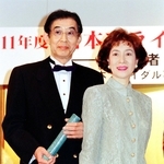 夫の高島忠夫さん（左）と「日本ブライダル大賞」表彰式に出席した寿美花代さん＝１９９９年５月