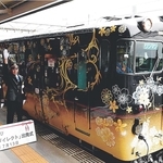宮沢賢治の世界を堪能する演劇が上演される列車「うみやまむすび」＝ＪＲ城崎温泉駅（２０１９年撮影）