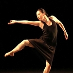 国内ダンス留学１２期のソロダンス公演で踊る栗朱音＝神戸市長田区久保町６、アートシアターｄＢ神戸