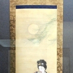 最初期に描いた「月下唐美人図」。中国の漢詩をモチーフにし、戸部学芸員は「多様なテーマへの挑戦の入り口」と位置づける