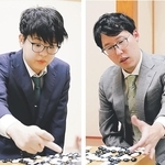 第４局を終えた後、対局内容を検討する佐田篤史七段（左）と井山裕太碁聖＝１０日、関西棋院