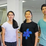 リハーサルを終えた（左から）苫野美亜さん、橋本清香さん、中村恩恵さん、木本全優さん＝神戸市東灘区