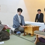 伊藤匠二冠（右）に封じ手を示す立会人の深浦康市九段（左）。中央は藤井聡太王位＝１９日午前、長崎市、ガーデンテラス長崎ホテル＆リゾート