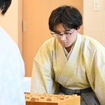 第４局２日目の昼食休憩後、対局に臨む伊藤匠二冠＝１９日午後、長崎市、ガーデンテラス長崎ホテル＆リゾート