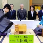 第５局で初手を指す藤井聡太王位（手前左）。手前右は伊藤匠二冠＝26日午前、徳島市、渭水苑